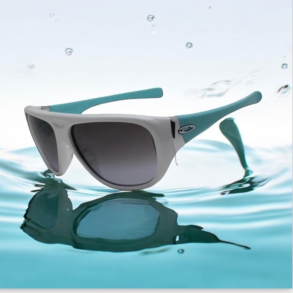 Oakley Correspondent Turquoise Sunglasses In Case - Picture 1 of 4